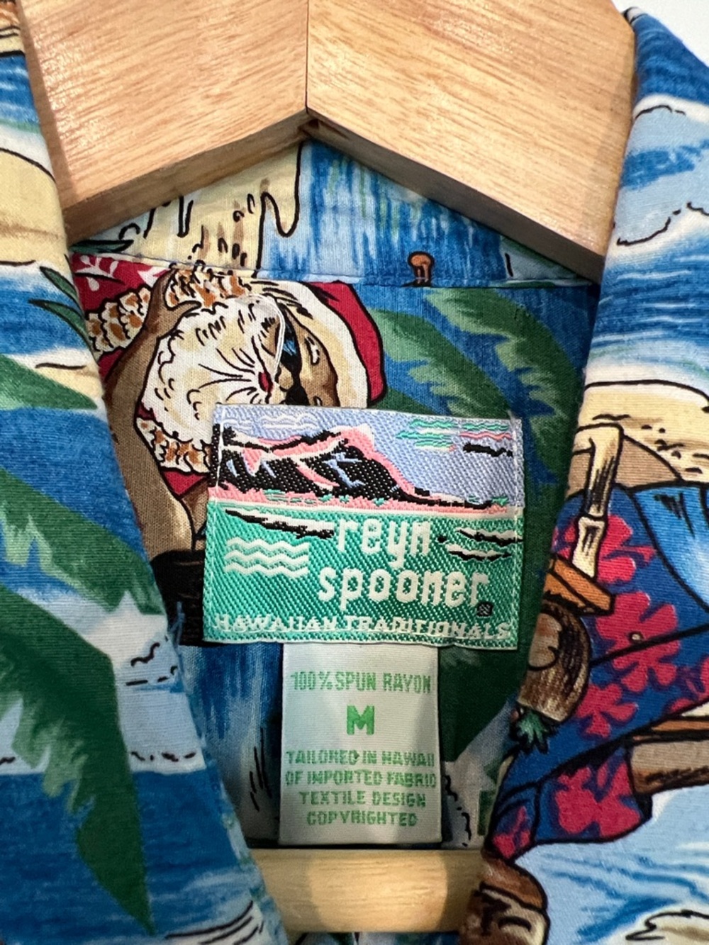 Reyn Spooner Christmas Santa Surfing Hula Girl Hawaiian Button Down Size Medium - Picture 2 of 11